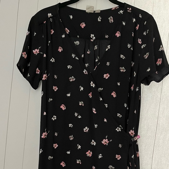 GAP Floral Print Wrap V Neck COLOR BLACK - Picture 1 of 14